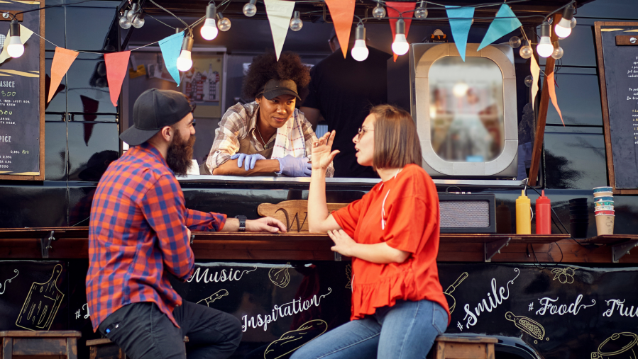 De Concurrentie Verpletteren: Een Gids voor FoodTrucks om Hongerige Klanten te Trekken 